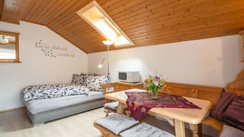 Apartment | 2 bedrooms, individually furnished, bed sheets