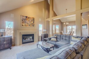 Nhà (4 Bedrooms) | Phòng khách | TV, lò sưởi, máy chơi game, banh bàn