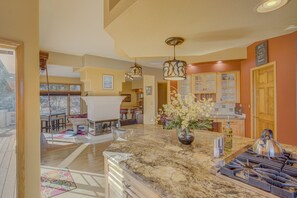 Nhà (4 Bedrooms) | Phòng khách | TV, lò sưởi, máy chơi game, banh bàn