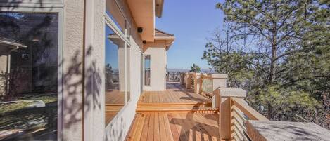 House (4 Bedrooms) | Balcony