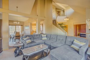 Nhà (4 Bedrooms) | Phòng khách | TV, lò sưởi, máy chơi game, banh bàn