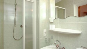 Appartement | Salle de bain | Douche, serviettes fournies
