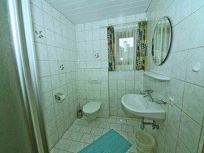 Apartment | Bathroom - Modern Holiday Home in See Near Ski Area (See)