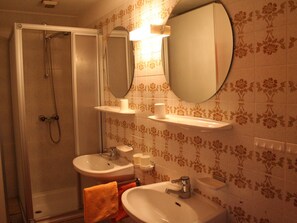 Apartment | Badezimmer | Dusche, Handtücher