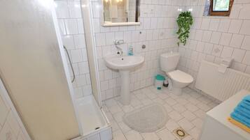 Rumah | Kamar mandi | Shower dan handuk
