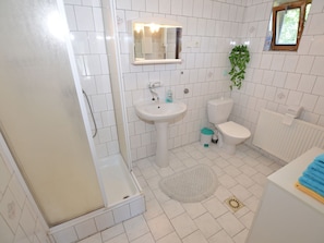 Rumah | Kamar mandi | Shower dan handuk