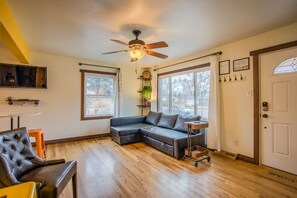 Living room - Stir Crazy! Bike Trails, Dogs OK, Food & Nightlife (Colorado Springs)