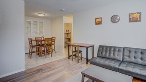 아파트 (2 Bedrooms) | 거실 | TV