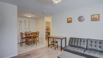 Apartamento (2 Bedrooms) | Sala de estar | TV