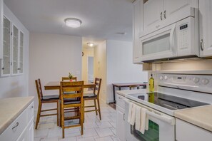 Appartement (2 Bedrooms) | Cuisine privée | Grand réfrigérateur, four, plaque de cuisson, cafetière/bouilloire