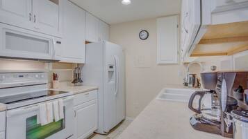 Apartamento (2 Bedrooms) | Cozinha privada | Geladeira grande, fogão, cooktop, cafeteira/chaleira