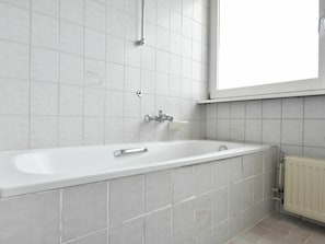 Bathtub, towels - Attractive Holiday Home in Blokzijl Overijssel With Garden (Blokzijl)