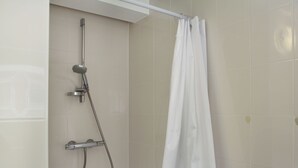 Apartment | Bilik Mandi | Pancuran mandi 