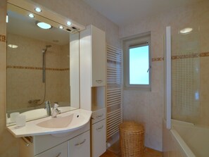 Villa | Badezimmer | Duschwanne