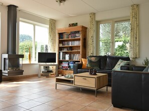Villa | Wohnzimmer | Kamin, DVD-Player