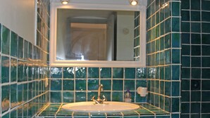Villa | Bathroom | Bathtub, towels - Alluring Villa in La Croix Valmer With Swimming Pool (La Croix-Valmer)