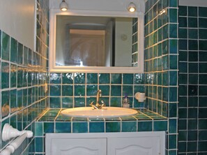 Villa | Bathroom | Bathtub, towels - Alluring Villa in La Croix Valmer With Swimming Pool (La Croix-Valmer)