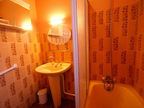 Bathtub - Beautiful Holiday Home in Riantec Near Sea (Riantec)
