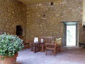 Outdoor dining - Vintage Castle in Monteriggioni Tuscany near Forest (Monteriggioni)
