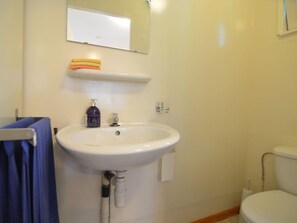 House | Bathroom | Combined shower/tub, towels