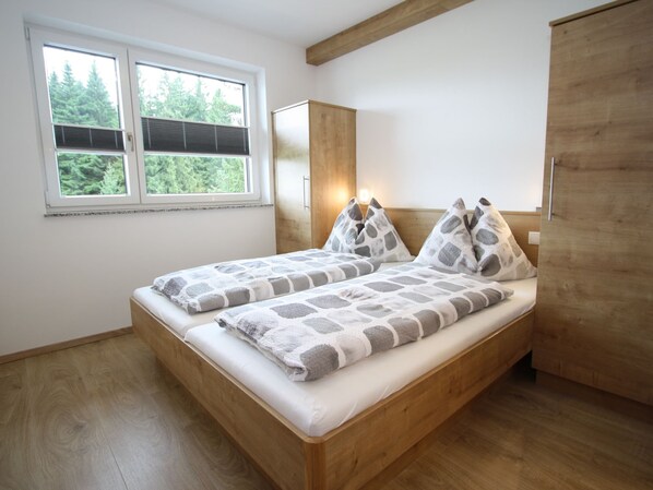 Apartemen | 2 kamar tidur dan dilengkapi dengan perabotan berbeda-beda