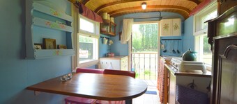 Gypsy Caravan in Weideblick With Farm Animals