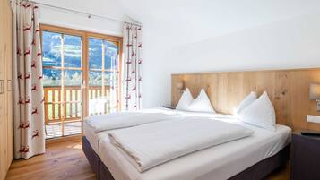 5 bedrooms, individually furnished, iron/ironing board, bed sheets