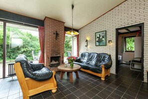 House | Living room | Fireplace - Comfortable, Detached Bungalow 65 m2 (Kamperland)