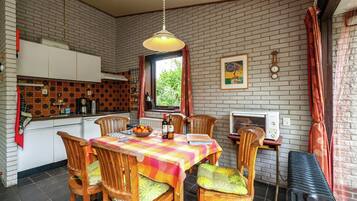 House | Private kitchen | Microwave, highchair