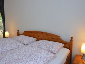 Apartment | 5 bedrooms, individually furnished, bed sheets
