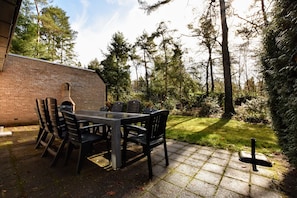 House | Balcony - Appealing Holiday Home in Guelders near Forest (Lochem)
