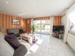 House | Living area - Holiday Home with Garden & Terrace near Rennsteig in Thuringian Forest (Waltershausen)