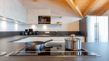 Chalet | Private kitchen | Electric kettle, highchair, cookware/dishes/utensils, dining tables