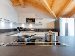 Chalet | Private kitchen | Electric kettle, highchair, cookware/dishes/utensils, dining tables - Chalet in Neukirchen am Grossvenediger With Sauna (Neukirchen am Grossvenediger)