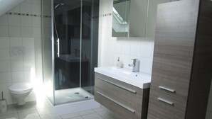 House | Bathroom | Shower, towels - Very Comfortably Furnished Holiday Home in the Kempen (Dessel)