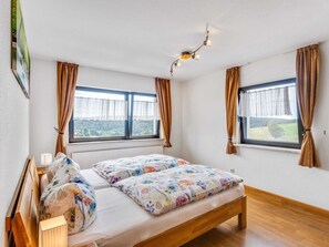 3 bedrooms, individually furnished, iron/ironing board, bed sheets - Holiday Home Eifelhome in Germany (Kleinlangenfeld)