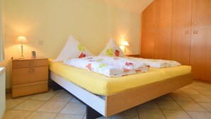 1 bedroom, individually furnished, bed sheets - Fine Spacious and Modern Apartment in the Heart of the Magnificent Hunsruck Scenery (Gräfendhron)