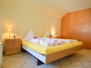 1 Schlafzimmer, individuell eingerichtet, Bettwäsche