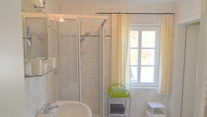 Shower, towels - Fine Spacious and Modern Apartment in the Heart of the Magnificent Hunsruck Scenery (Gräfendhron)