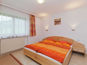 Apartment | 4 bedrooms, bed sheets - Beautiful Apartment With Large, Sunny Balcony (Hollersbach im Pinzgau)