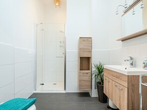 Chalet | Badezimmer | Dusche, Handtücher
