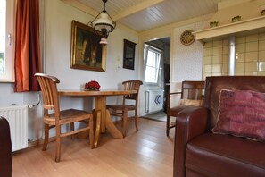 House | Dining - Holiday Home in With Cycling Area (Den Ham)