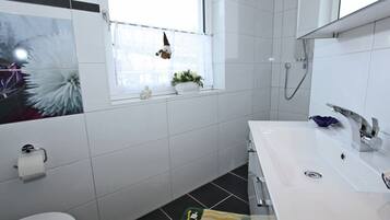 Apartment | Bathroom | Shower, towels