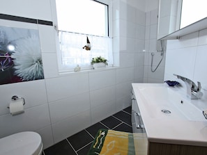 Apartment | Bathroom | Shower, towels