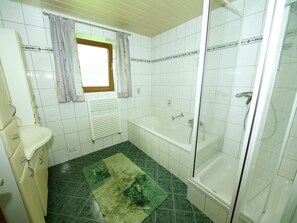 Ferienhaus | Badezimmer | Duschwanne