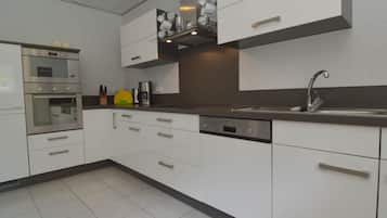 Een kookplaat, een koffiezetapparaat/waterkoker