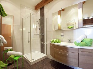Apartment | Badezimmer | Dusche, Handtücher