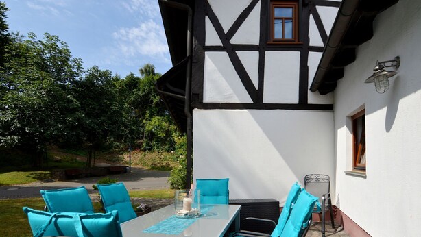 Balcony - Beautiful, Authentic Half-timbered House; Modern Amenities, Garden and Terrace (Beltheim)
