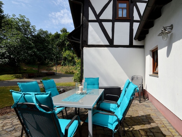 Balcony - Beautiful, Authentic Half-timbered House; Modern Amenities, Garden and Terrace (Beltheim)