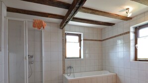 Shower - Beautiful, Authentic Half-timbered House; Modern Amenities, Garden and Terrace (Beltheim)